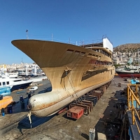 Transferring ashore of new-built ship’s hull of 85m length